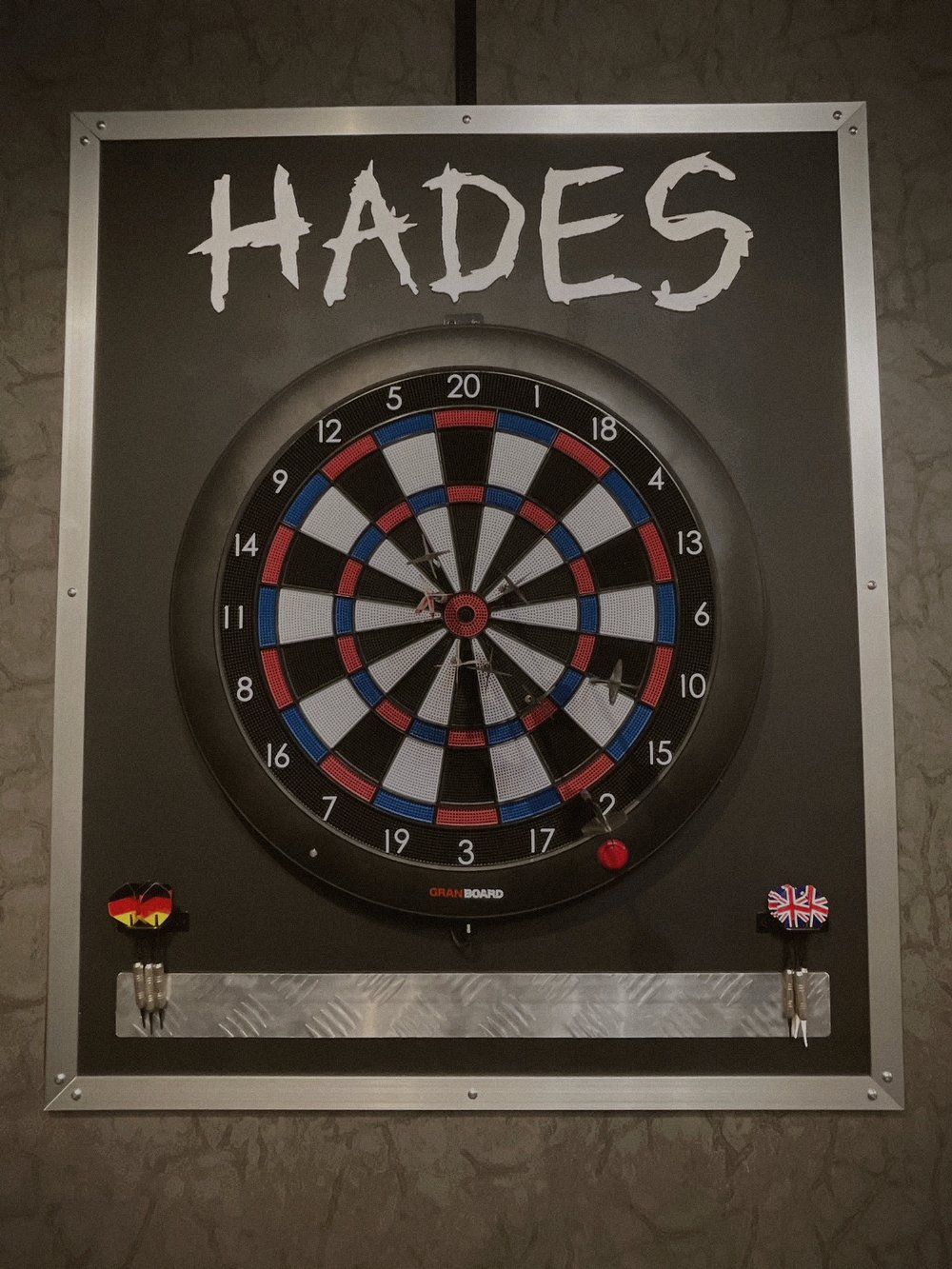HADESのロゴが掲げられたダーツボード