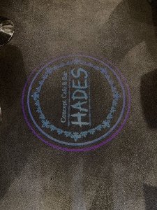 床に投影されたHADESのロゴ